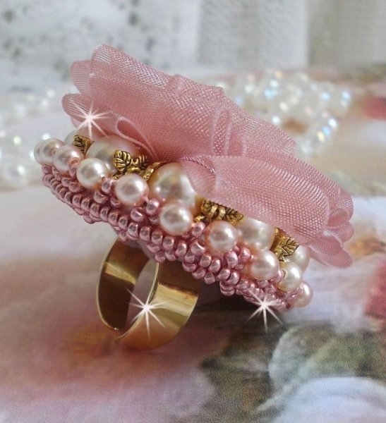 Der Ring Douceur Poudr&eacute;e Haute-Couture wurde mit feinster Spitze, Organzaband Vieux Rose Antique, Swarovski-Kristallen und Miyuki Rocailles kreiert.