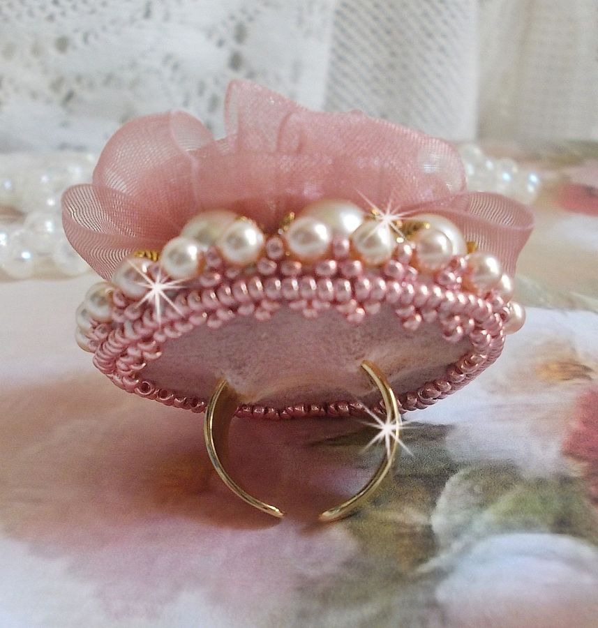 Der Ring Douceur Poudrée Haute-Couture wurde mit feinster Spitze, Organzaband Vieux Rose Antique, Swarovski-Kristallen und Miyuki Rocailles kreiert.