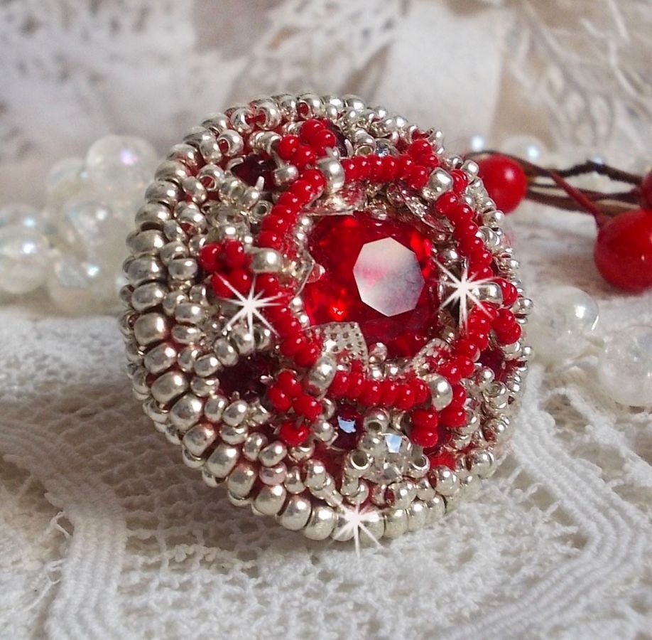 Drigon Red Ring bestickt mit einem roten Cabochon in Swarovski-Kristall, Chatons und silbernen Rocailles