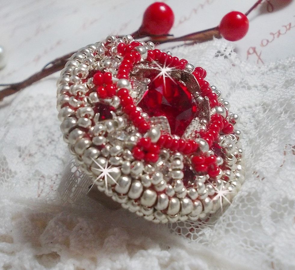 Drigon Red Ring bestickt mit einem roten Cabochon in Swarovski-Kristall, Chatons und silbernen Rocailles