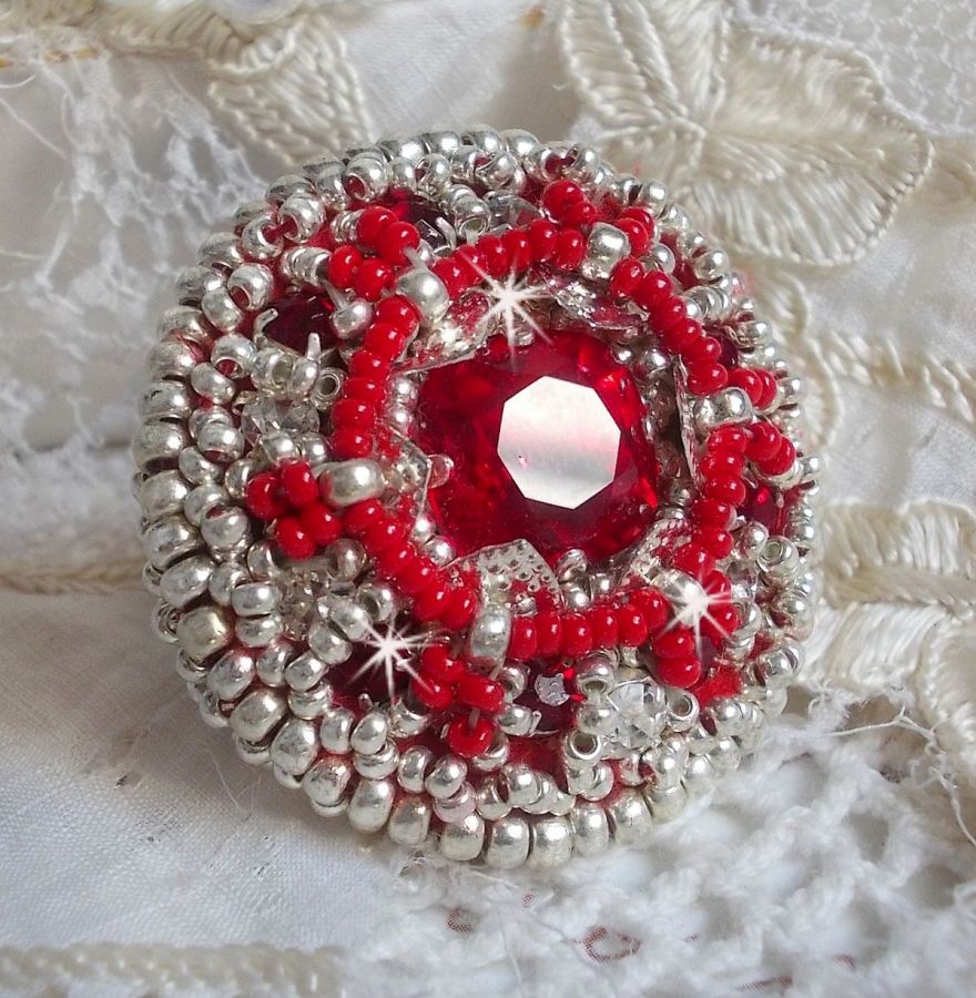 Drigon Red Ring bestickt mit einem roten Cabochon in Swarovski-Kristall, Chatons und silbernen Rocailles