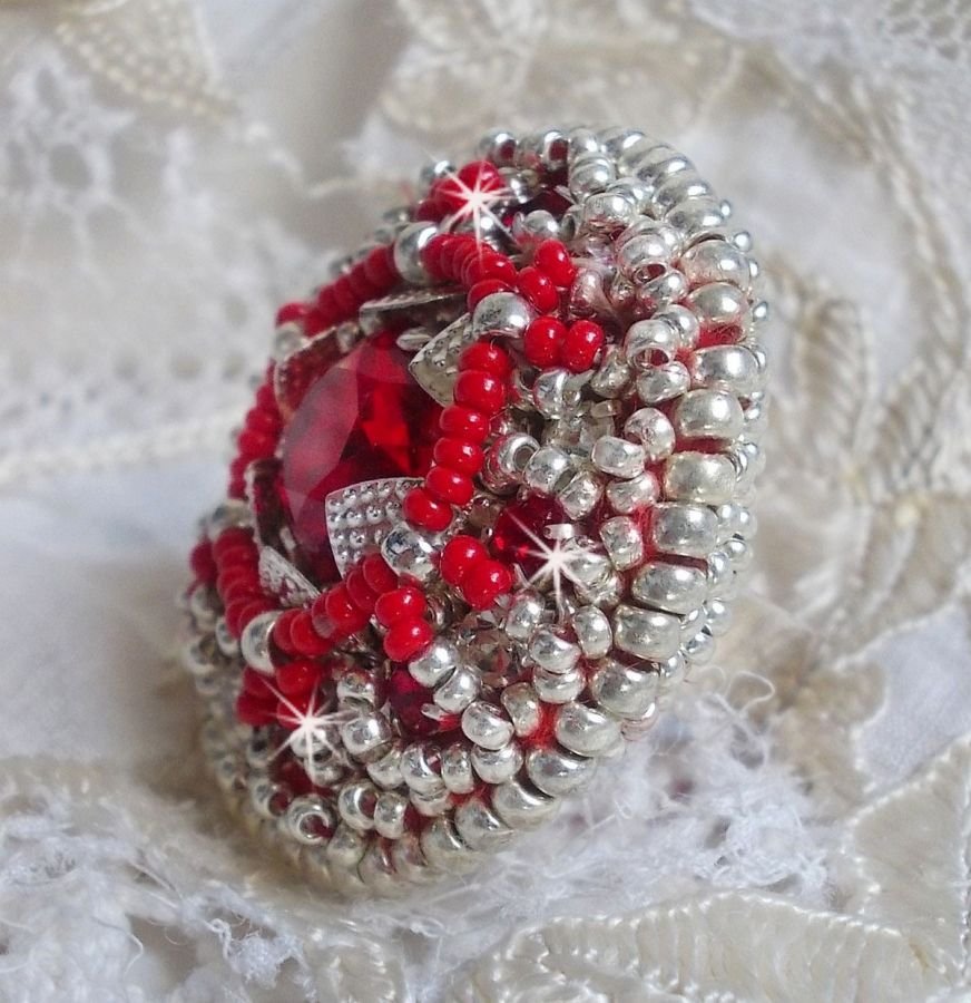 Drigon Red Ring bestickt mit einem roten Cabochon in Swarovski-Kristall, Chatons und silbernen Rocailles
