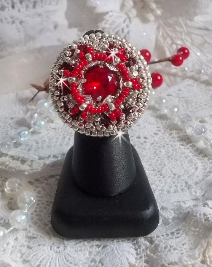 Drigon Red Ring bestickt mit einem roten Cabochon in Swarovski-Kristall, Chatons und silbernen Rocailles