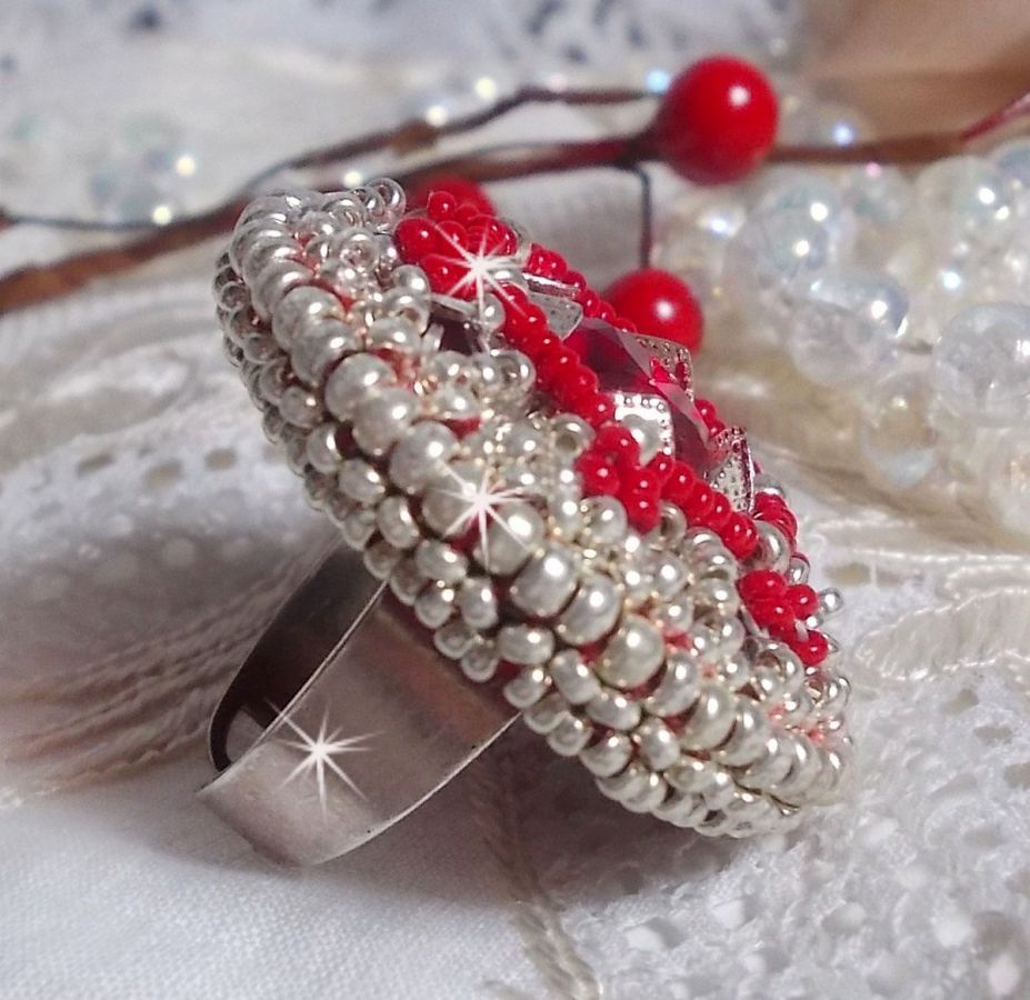 Drigon Red Ring bestickt mit einem roten Cabochon in Swarovski-Kristall, Chatons und silbernen Rocailles