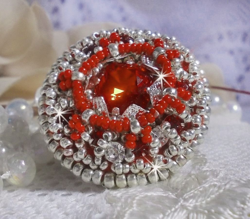 Drigon Red Ring bestickt mit einem roten Cabochon in Swarovski-Kristall, Chatons und silbernen Rocailles