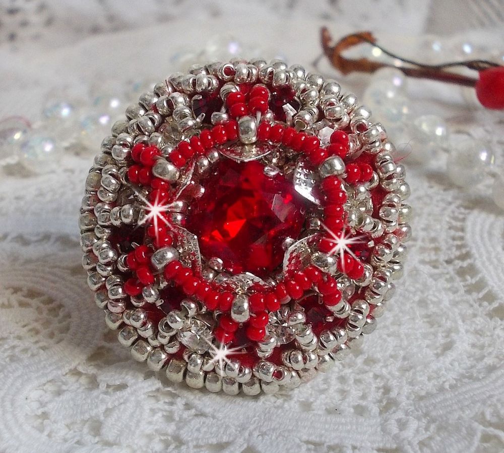 Drigon Red Ring bestickt mit einem roten Cabochon in Swarovski-Kristall, Chatons und silbernen Rocailles