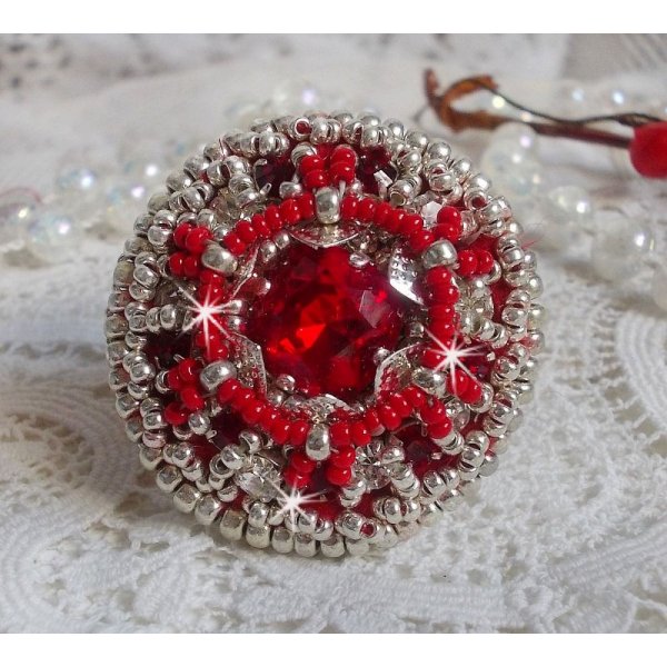 Drigon Red Ring bestickt mit einem roten Cabochon in Swarovski-Kristall, Chatons und silbernen Rocailles