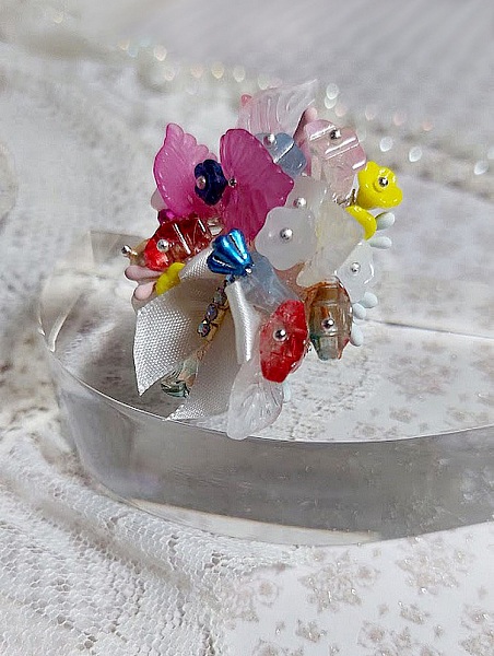 Bague Emeline mont&eacute;e avec fleurs en verre, fleurs et feuilles r&eacute;sine, perles cristal Swarovski et bague filigran&eacute;e