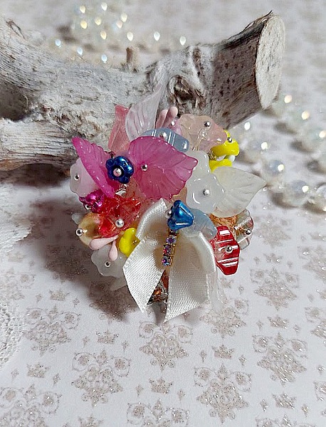 Bague Emeline mont&eacute;e avec fleurs en verre, fleurs et feuilles r&eacute;sine, perles cristal Swarovski et bague filigran&eacute;e