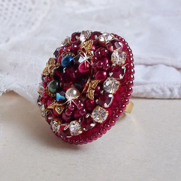 Bague Enchantement d'Automne avec des perles nacrées rouges et des cristaux