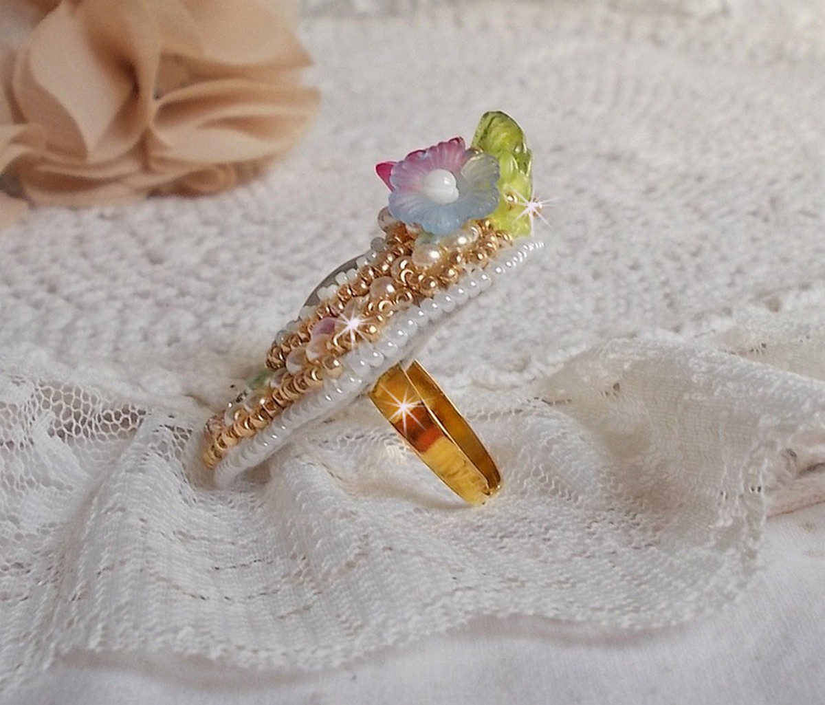 Ring Envolée Fleurie bestickt mit einem Cabochon aus Kunstharz, Lucite-Blüten, Perlmuttperlen und Rocailles
