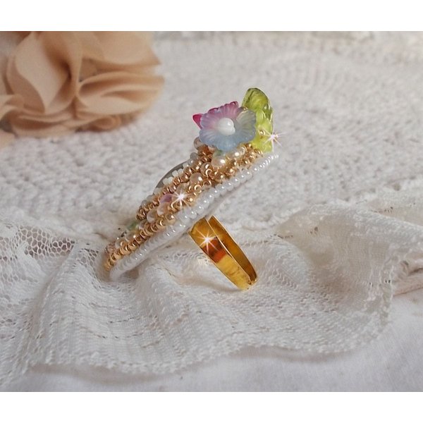 Ring Envol&eacute;e Fleurie bestickt mit einem Cabochon aus Kunstharz, Lucite-Bl&uuml;ten, Perlmuttperlen und Rocailles