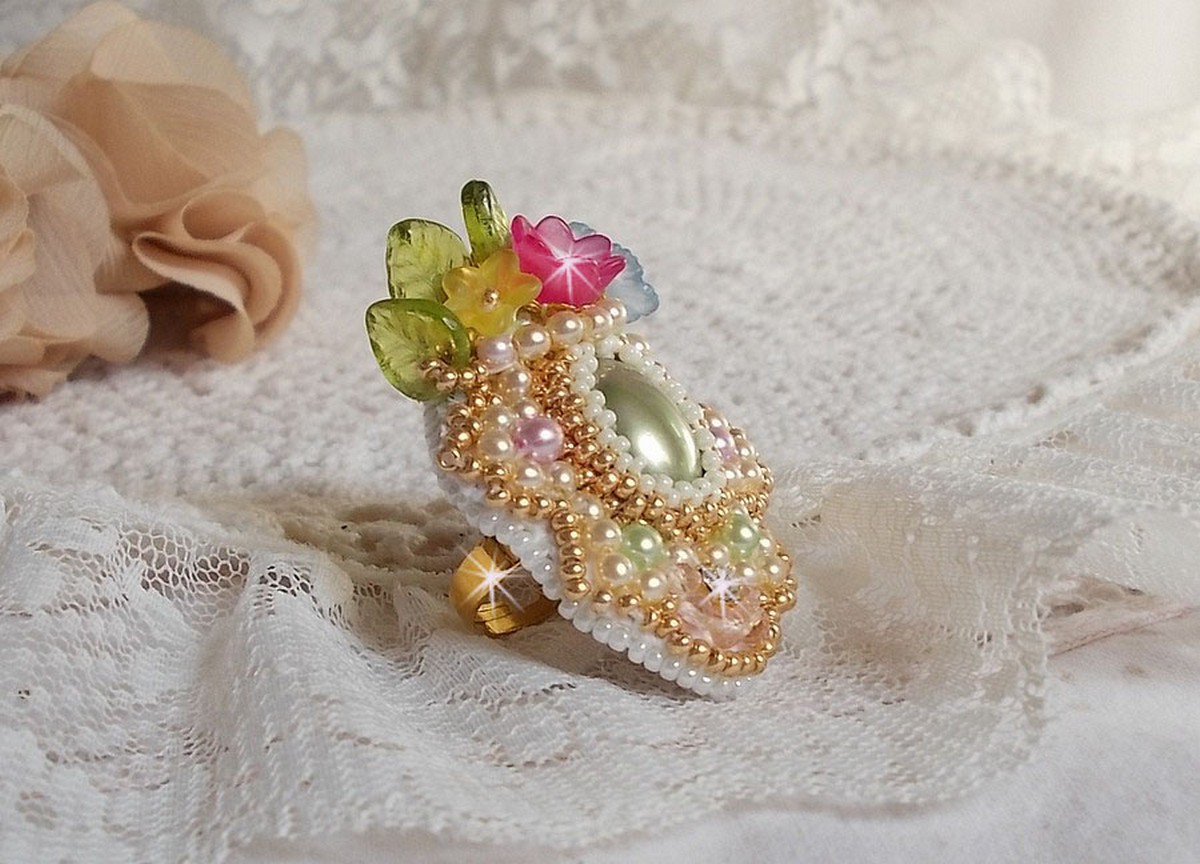 Ring Envolée Fleurie bestickt mit einem Cabochon aus Kunstharz, Lucite-Blüten, Perlmuttperlen und Rocailles