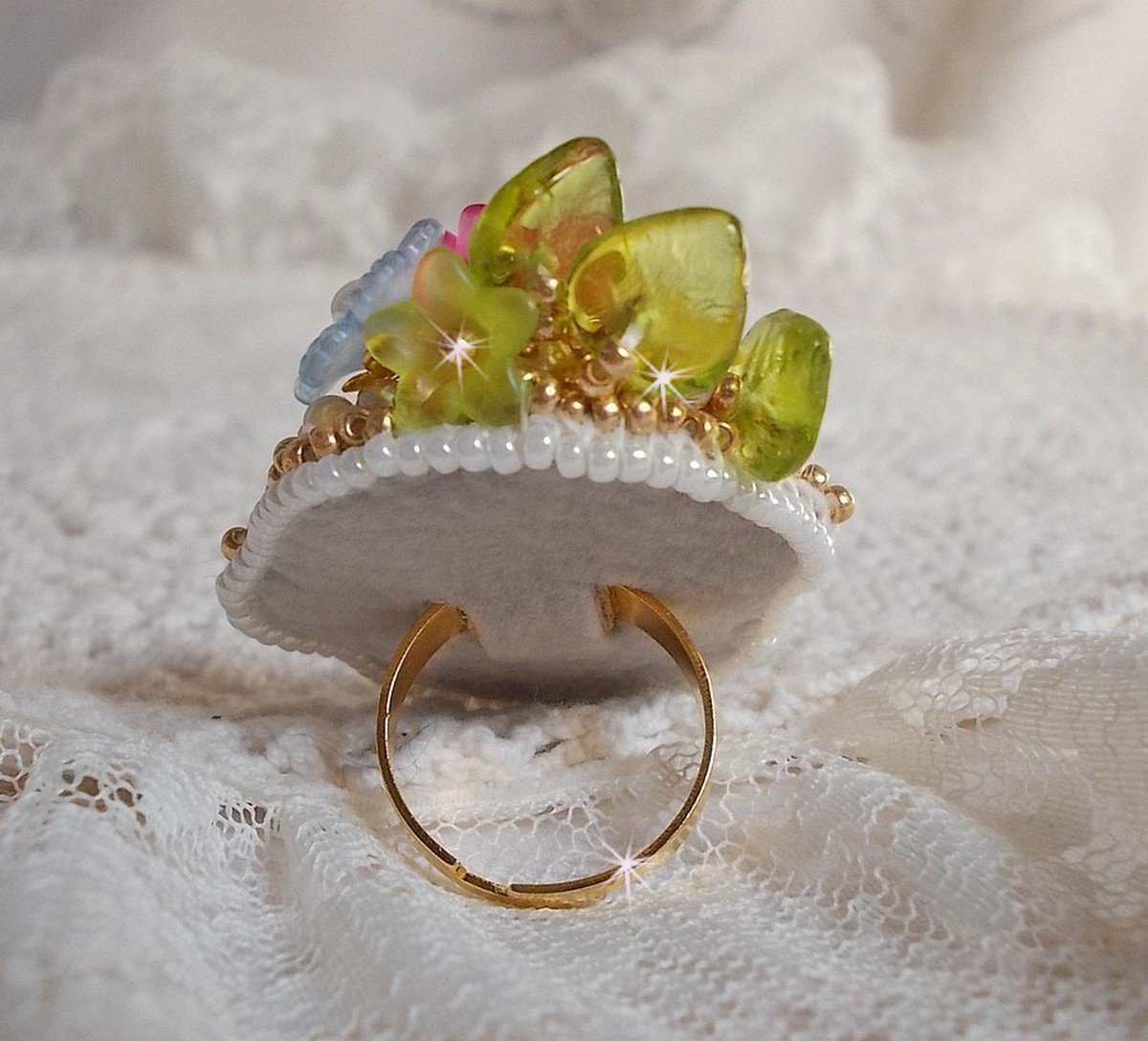 Ring Envolée Fleurie bestickt mit einem Cabochon aus Kunstharz, Lucite-Blüten, Perlmuttperlen und Rocailles