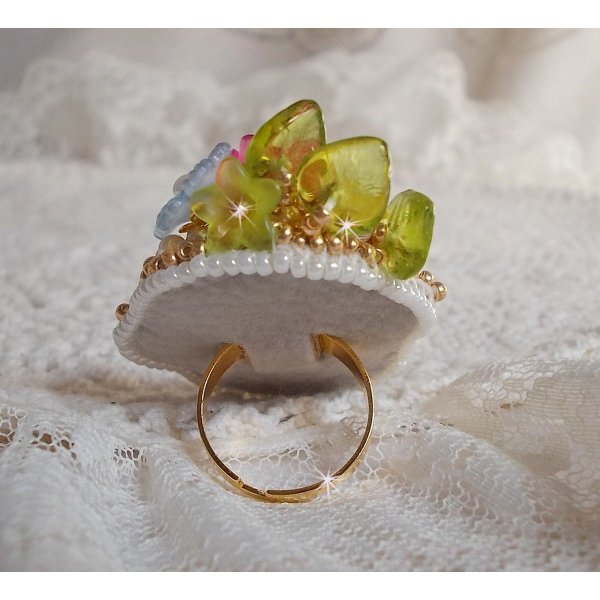 Ring Envol&eacute;e Fleurie bestickt mit einem Cabochon aus Kunstharz, Lucite-Bl&uuml;ten, Perlmuttperlen und Rocailles