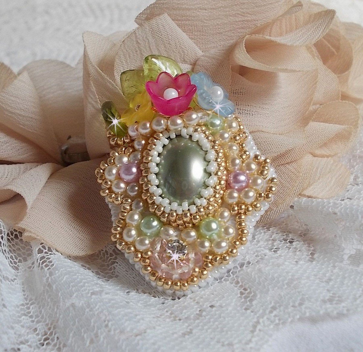 Ring Envolée Fleurie bestickt mit einem Cabochon aus Kunstharz, Lucite-Blüten, Perlmuttperlen und Rocailles