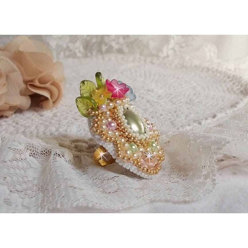 Ring Envolée Fleurie bestickt mit einem Cabochon aus Kunstharz, Lucite-Blüten, Perlmuttperlen und Rocailles