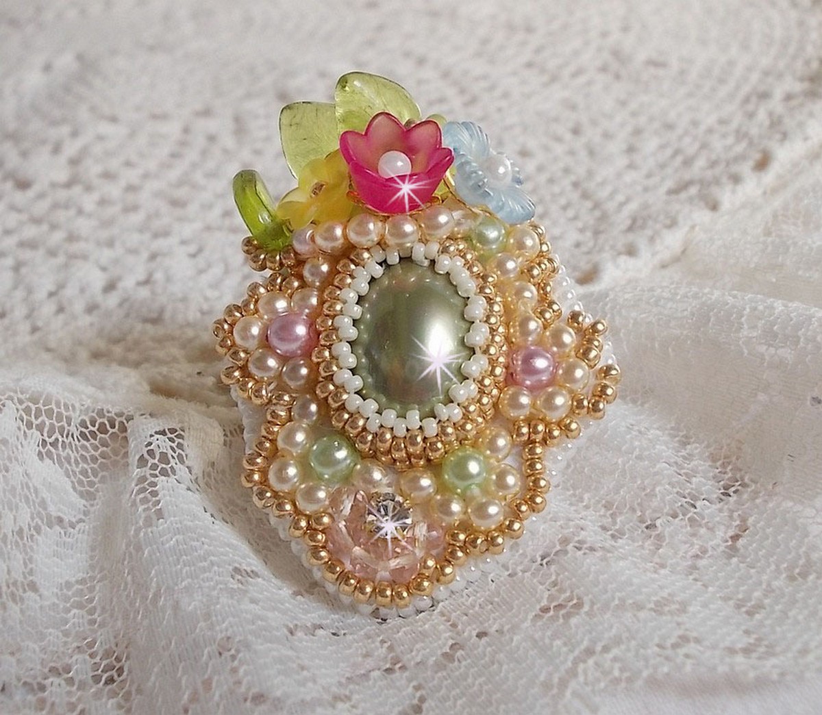 Ring Envolée Fleurie bestickt mit einem Cabochon aus Kunstharz, Lucite-Blüten, Perlmuttperlen und Rocailles