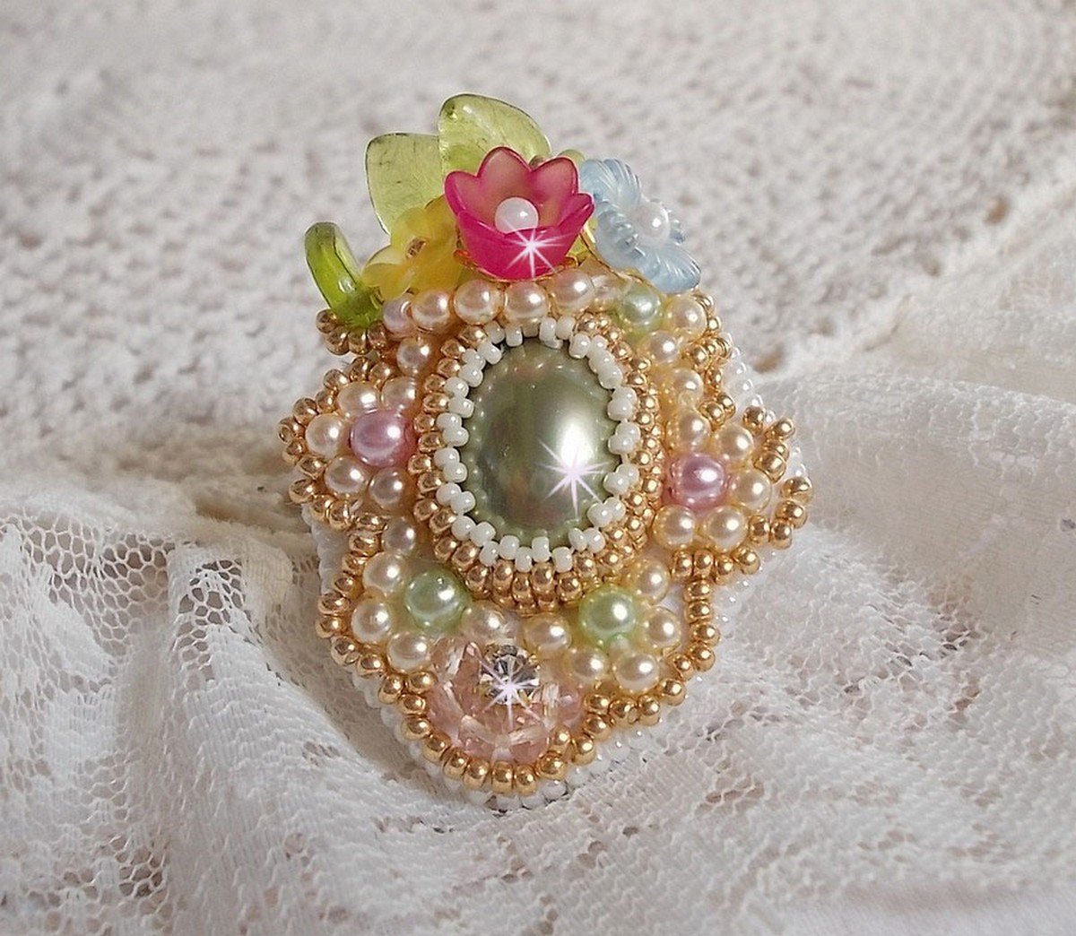 Ring Envolée Fleurie bestickt mit einem Cabochon aus Kunstharz, Lucite-Blüten, Perlmuttperlen und Rocailles