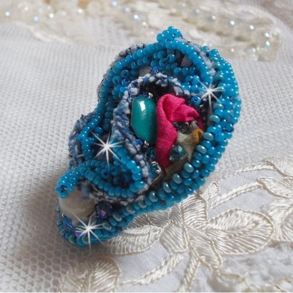 Far West Ring ganz aus Jeans bestickt mit Halbedelsteinperlen La Sodalite, Jade und anderen Perlen