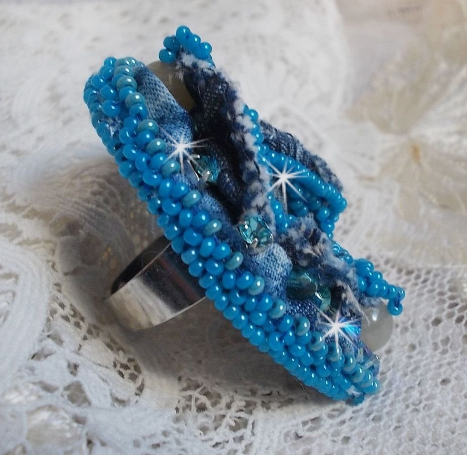 Far West Ring ganz aus Jeans bestickt mit Halbedelsteinperlen La Sodalite, Jade und anderen Perlen