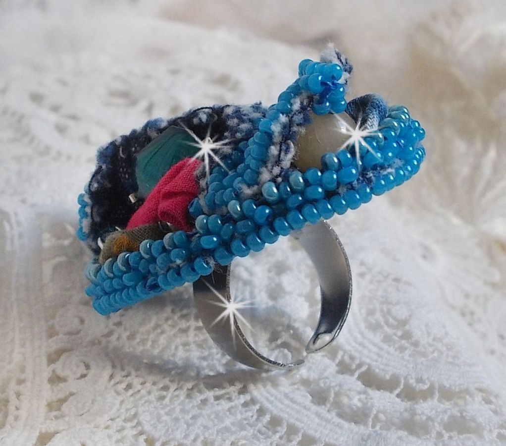 Far West Ring ganz aus Jeans bestickt mit Halbedelsteinperlen La Sodalite, Jade und anderen Perlen