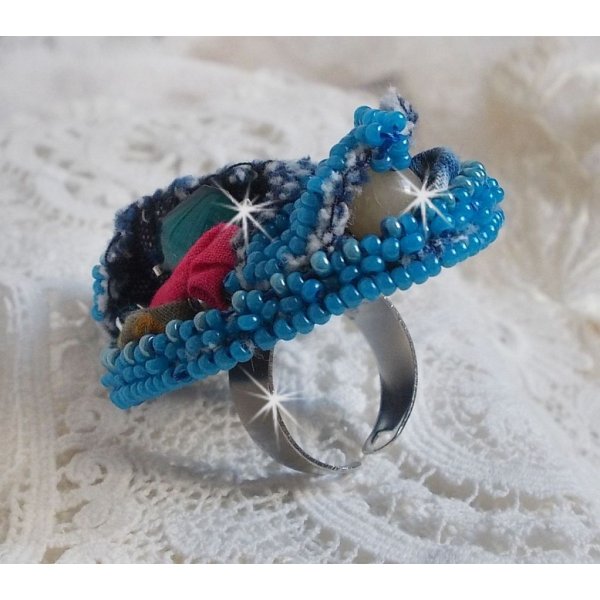 Far West Ring ganz aus Jeans bestickt mit Halbedelsteinperlen La Sodalite, Jade und anderen Perlen