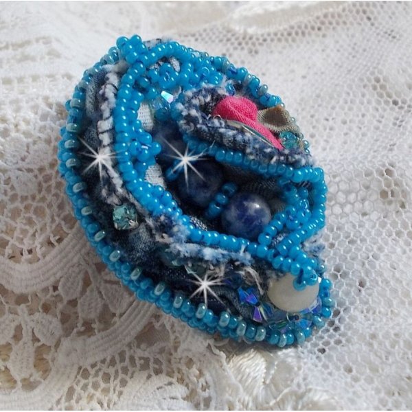 Far West Ring ganz aus Jeans bestickt mit Halbedelsteinperlen La Sodalite, Jade und anderen Perlen