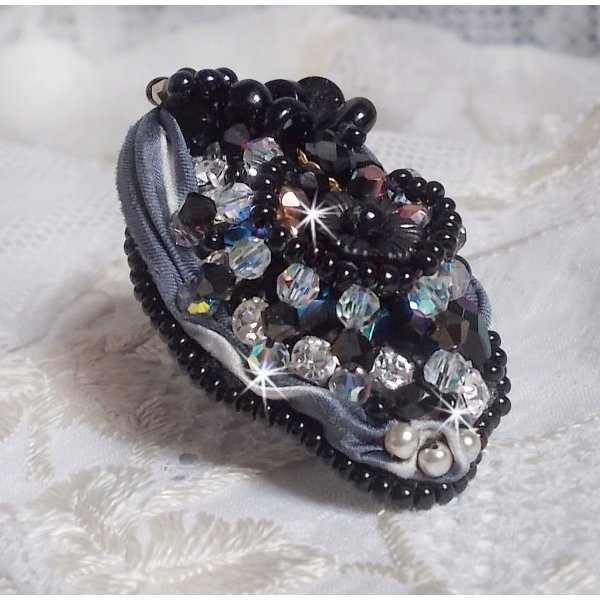 Bague F&eacute;erie Black, une tr&egrave;s grande bague avec des Cristaux et une tr&egrave;s belle soie.