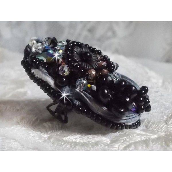 Bague F&eacute;erie Black, une tr&egrave;s grande bague avec des Cristaux et une tr&egrave;s belle soie.