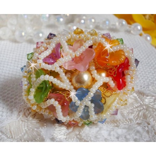 Bague Garden Flowers brod&eacute;e avec des cristaux de Swarovski, des fleurs Lucite et des rocailles