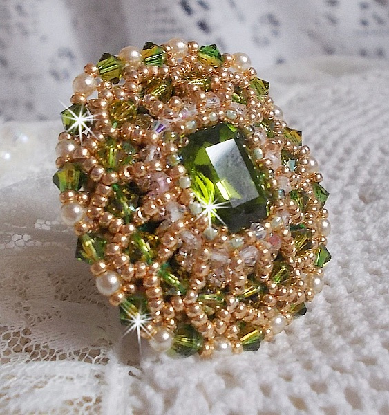 Bestickter Garden Party Ring mit einem b&ouml;hmischen Kristall-Cabochon aus den 1960er Jahren, Swarovski-Kristallen, Perlmuttperlen und Rocailles. 