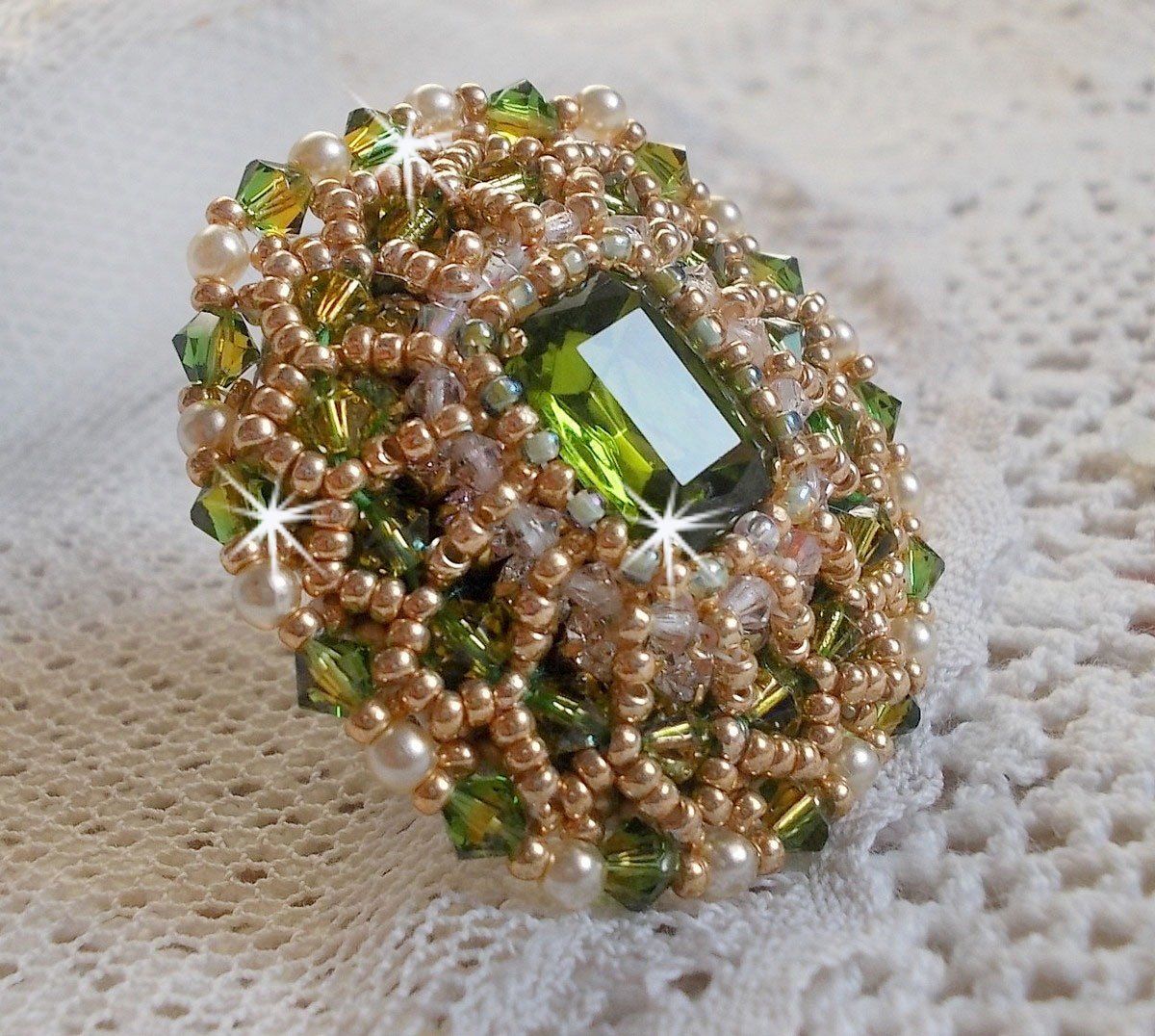 Bestickter Garden Party Ring mit einem böhmischen Kristall-Cabochon aus den 1960er Jahren, Swarovski-Kristallen, Perlmuttperlen und Rocailles. 