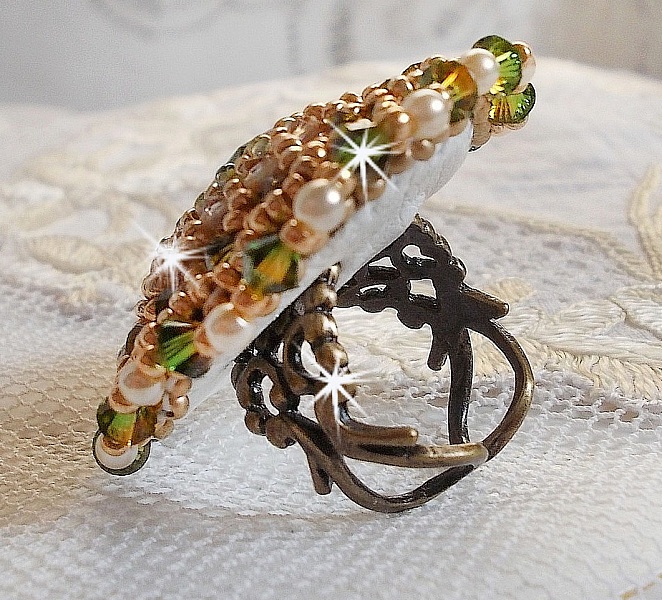 Bestickter Garden Party Ring mit einem b&ouml;hmischen Kristall-Cabochon aus den 1960er Jahren, Swarovski-Kristallen, Perlmuttperlen und Rocailles. 