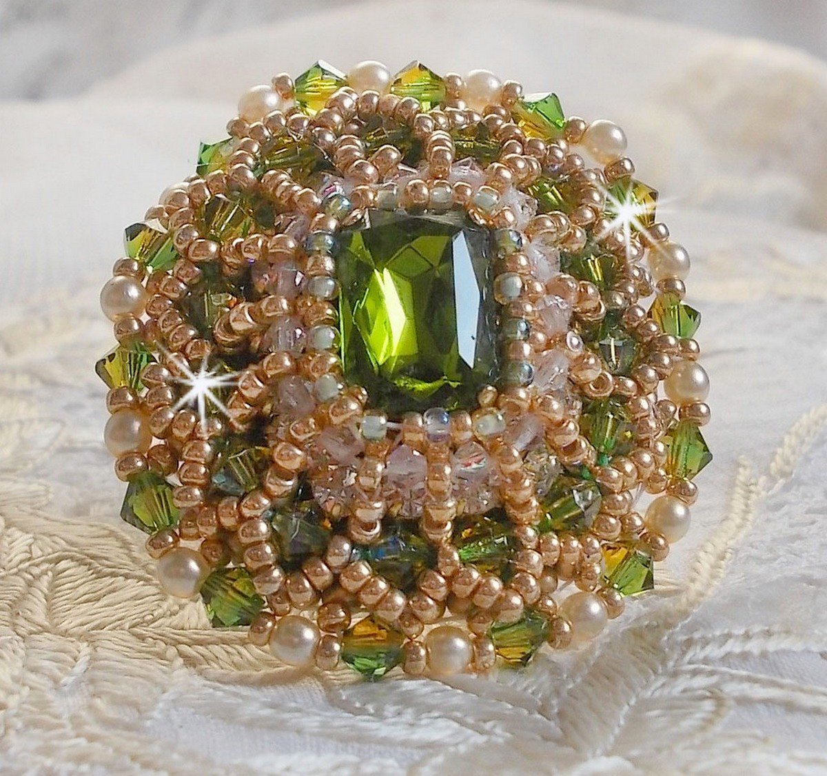 Bestickter Garden Party Ring mit einem böhmischen Kristall-Cabochon aus den 1960er Jahren, Swarovski-Kristallen, Perlmuttperlen und Rocailles. 