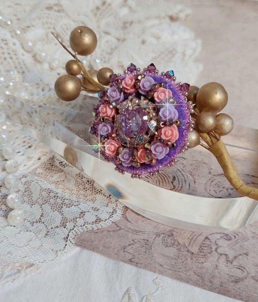 Ring Glace Purple bestickt mit Swarovski-Kristallen und Rosen aus Harz