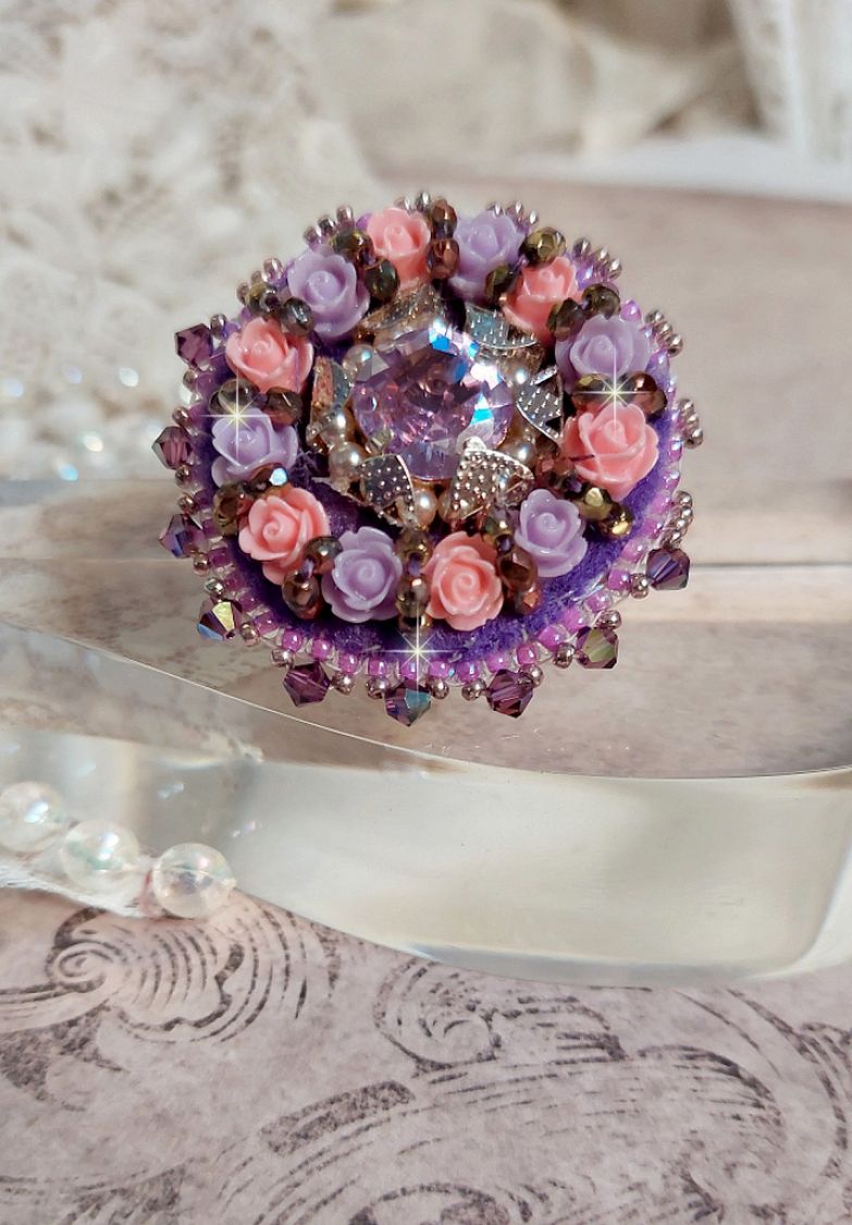 Ring Glace Purple bestickt mit Swarovski-Kristallen und Rosen aus Harz