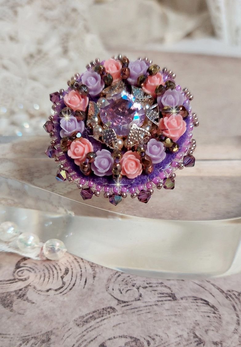 Ring Glace Purple bestickt mit Swarovski-Kristallen und Rosen aus Harz