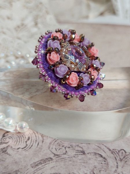 Ring Glace Purple bestickt mit Swarovski-Kristallen und Rosen aus Harz