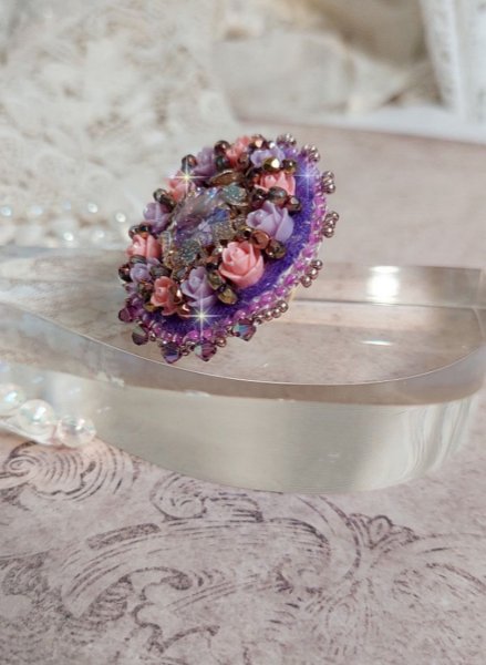 Ring Glace Purple bestickt mit Swarovski-Kristallen und Rosen aus Harz