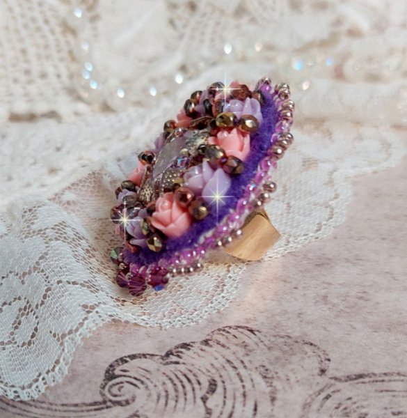 Ring Glace Purple bestickt mit Swarovski-Kristallen und Rosen aus Harz