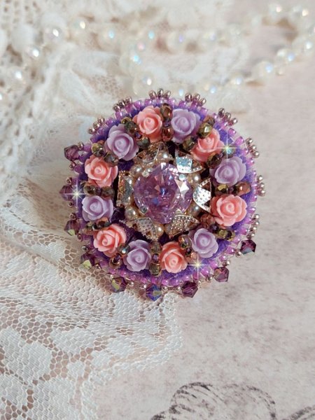 Ring Glace Purple bestickt mit Swarovski-Kristallen und Rosen aus Harz
