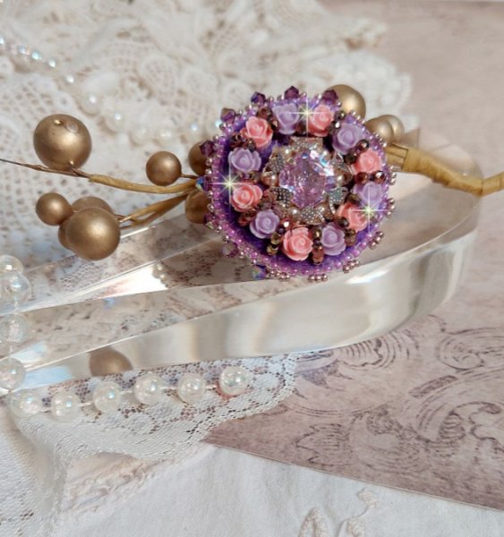 Ring Glace Purple bestickt mit Swarovski-Kristallen und Rosen aus Harz