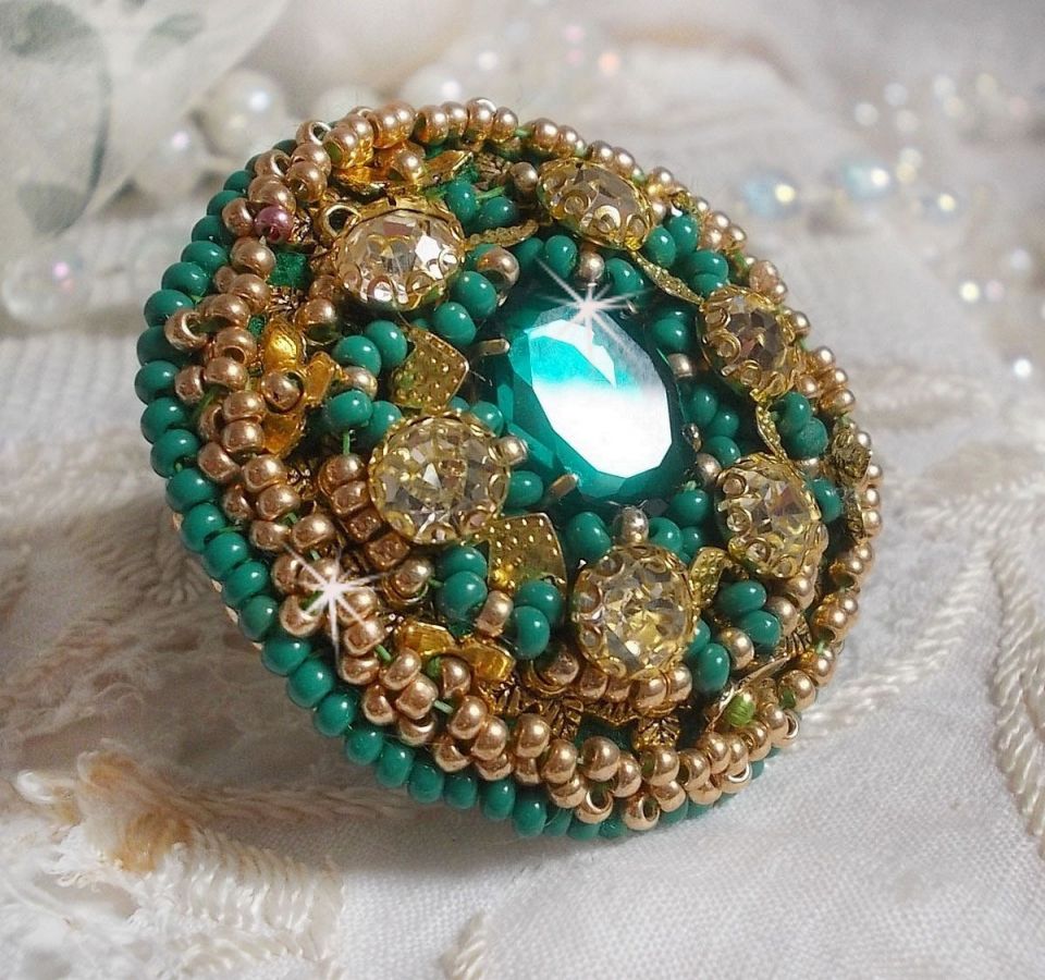 Ring Green Iris bestickt mit einem Mirror Cabochon mit Kätzchen aus Swarovski-Kristall