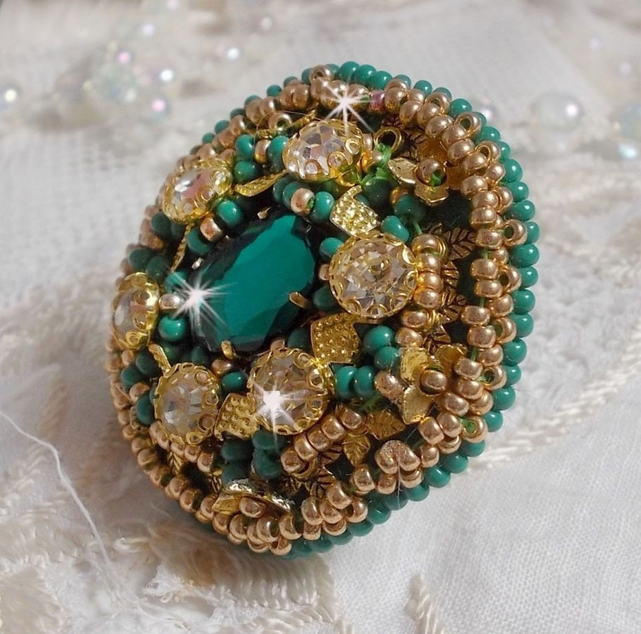 Ring Green Iris bestickt mit einem Mirror Cabochon mit Kätzchen aus Swarovski-Kristall