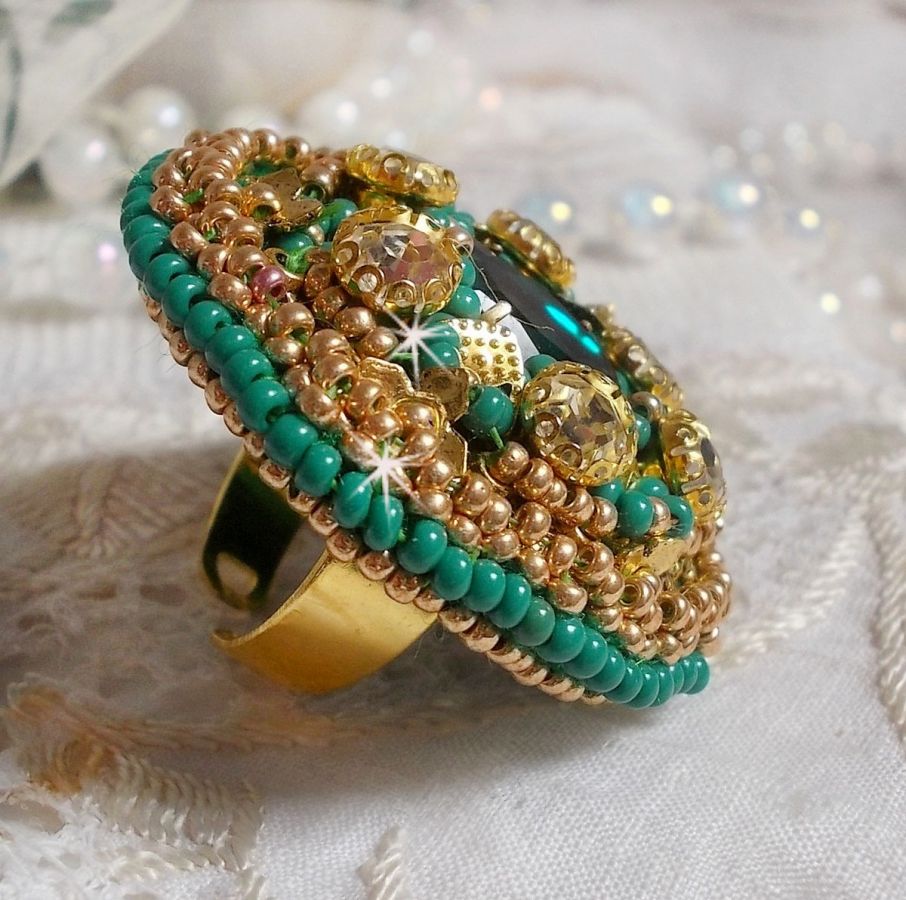 Ring Green Iris bestickt mit einem Mirror Cabochon mit Kätzchen aus Swarovski-Kristall