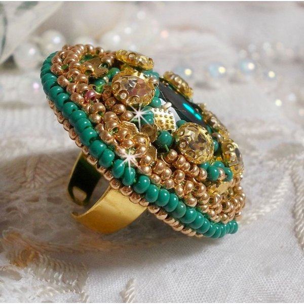 Ring Green Iris bestickt mit einem Mirror Cabochon mit K&auml;tzchen aus Swarovski-Kristall