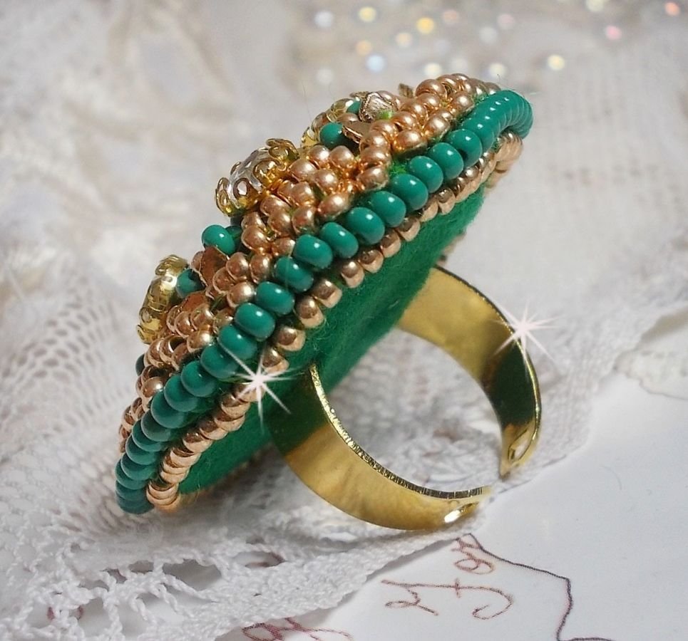 Ring Green Iris bestickt mit einem Mirror Cabochon mit Kätzchen aus Swarovski-Kristall