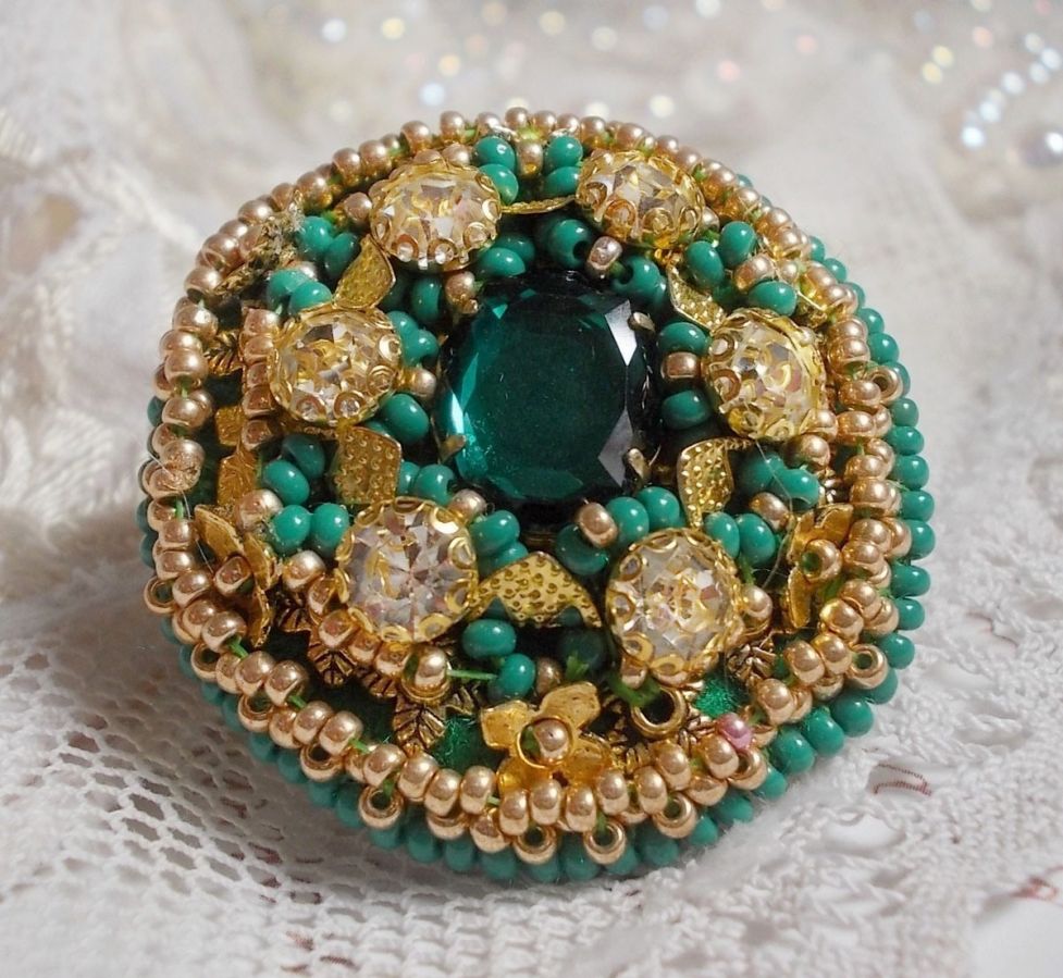 Ring Green Iris bestickt mit einem Mirror Cabochon mit Kätzchen aus Swarovski-Kristall