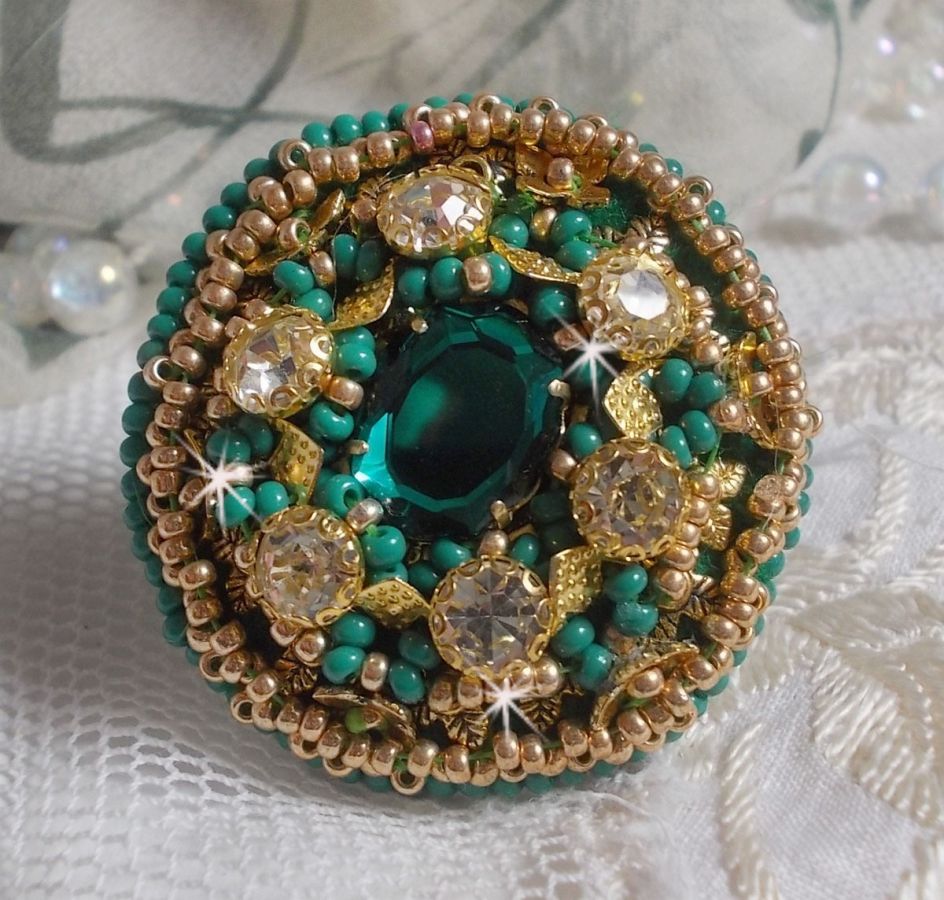 Ring Green Iris bestickt mit einem Mirror Cabochon mit Kätzchen aus Swarovski-Kristall